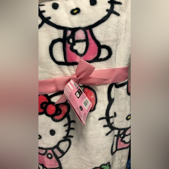 Hello Kitty plush throw blanket with strawberries NWT - Picture 3 of 3